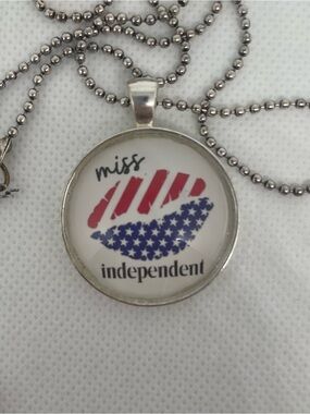 NIB Plunder Miss Independent Patriotic/4th Of July Pendant Necklace 20” Silver